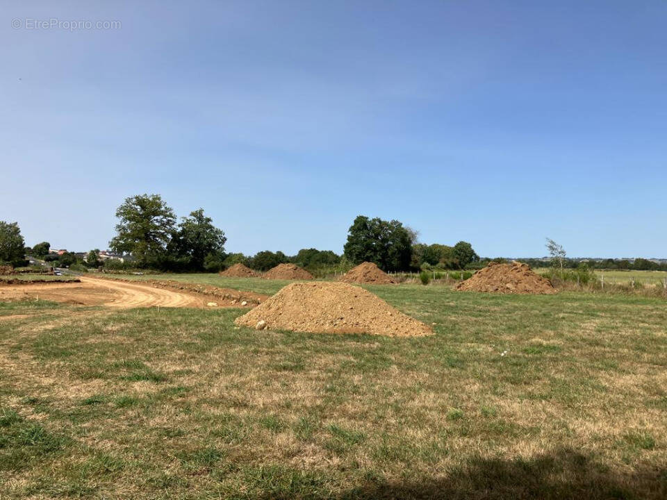 Terrain 829 m² à Arpajon-Sur-Cere  - photo 1