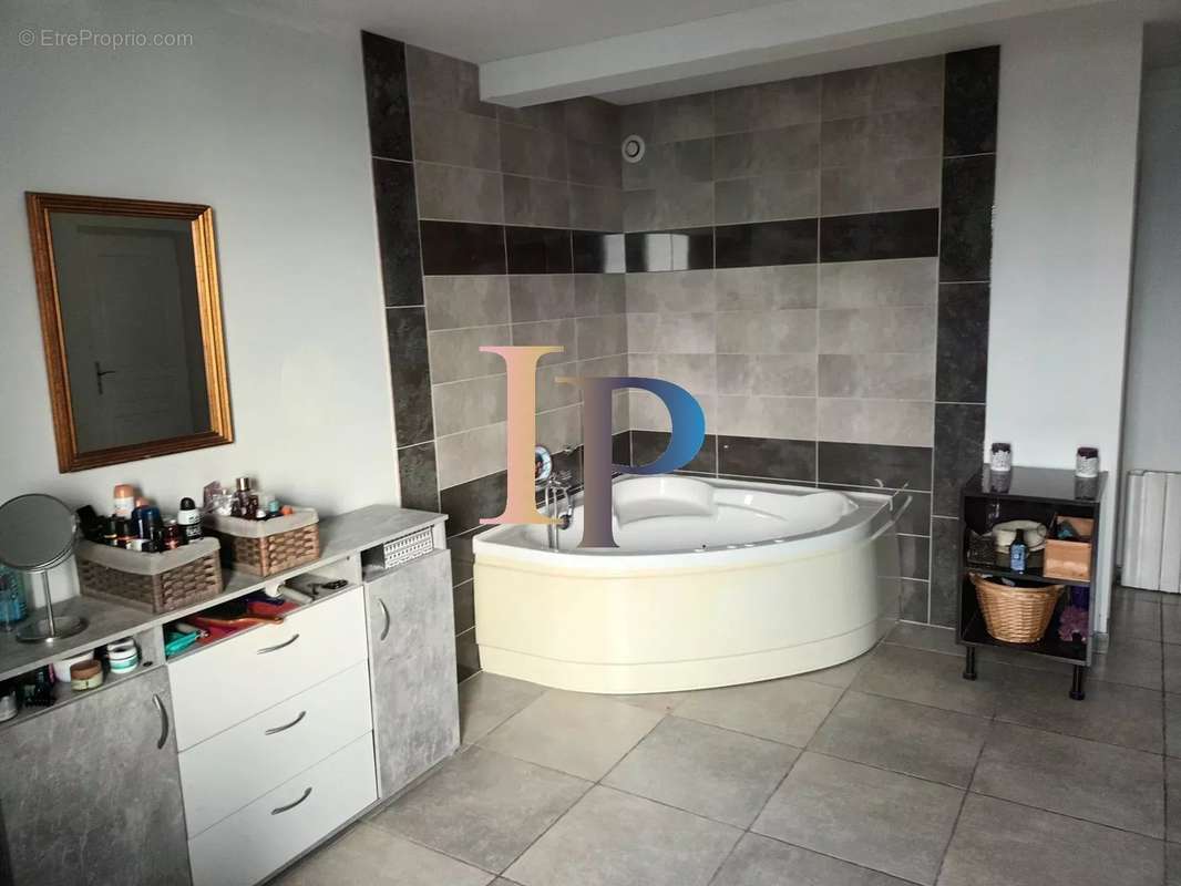 Maison à POUILLY-SOUS-CHARLIEU