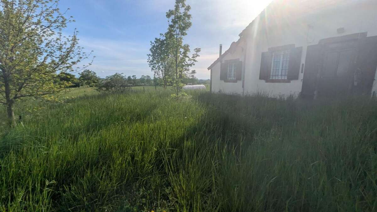 Maison de campagne avec toit récent et dépendances - photo 5