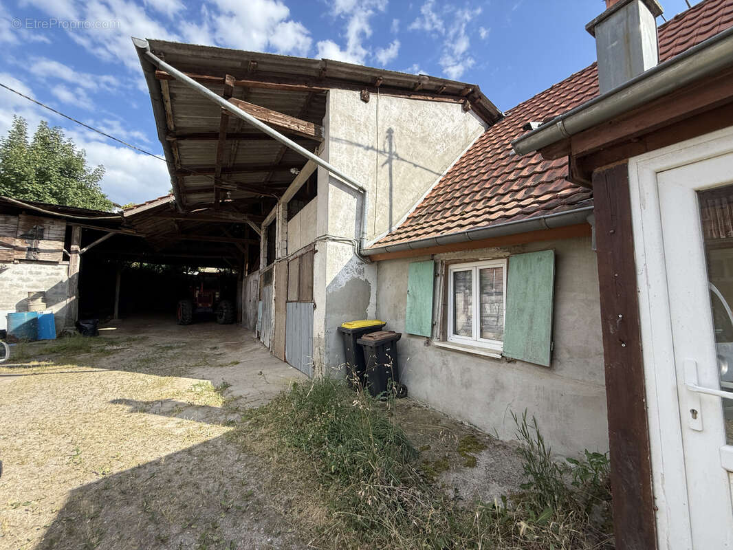 Maison de village avec grange et dépendances - photo 7