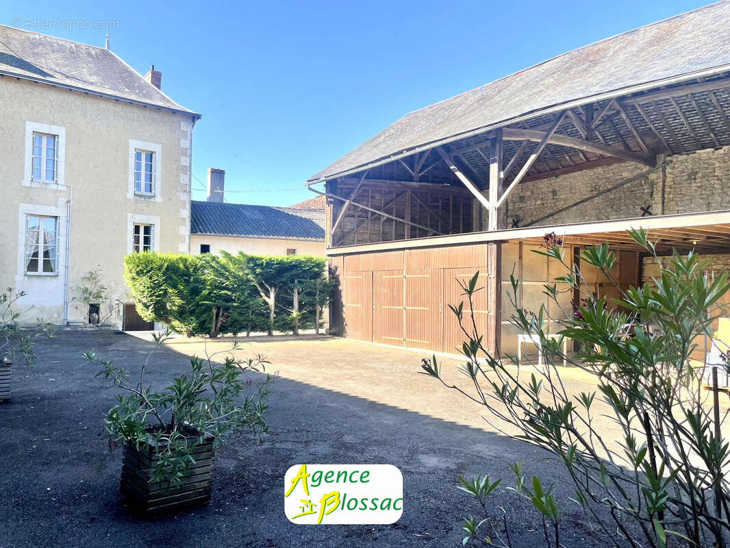 Maison de caractere avec dependances // centre bourg mirebeau - photo 3
