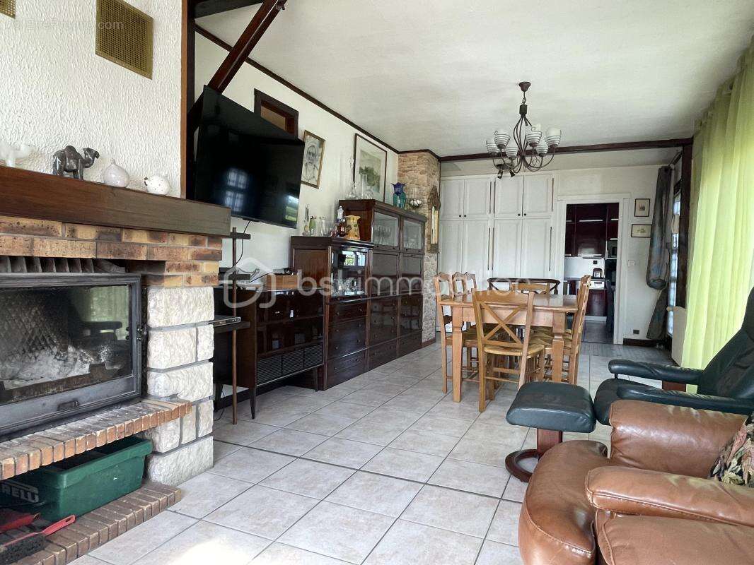 Très jolie maison sur sous-sol total avec son garage et son jardin arboré ! - photo 3