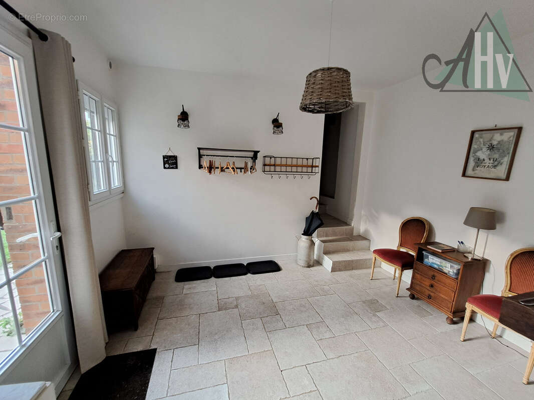 Proche VILLENEUVE L'ARCHEVEQUE - Longère rénovée de 160 m2 avec 4 chambres, dépendances et jardi - photo 7