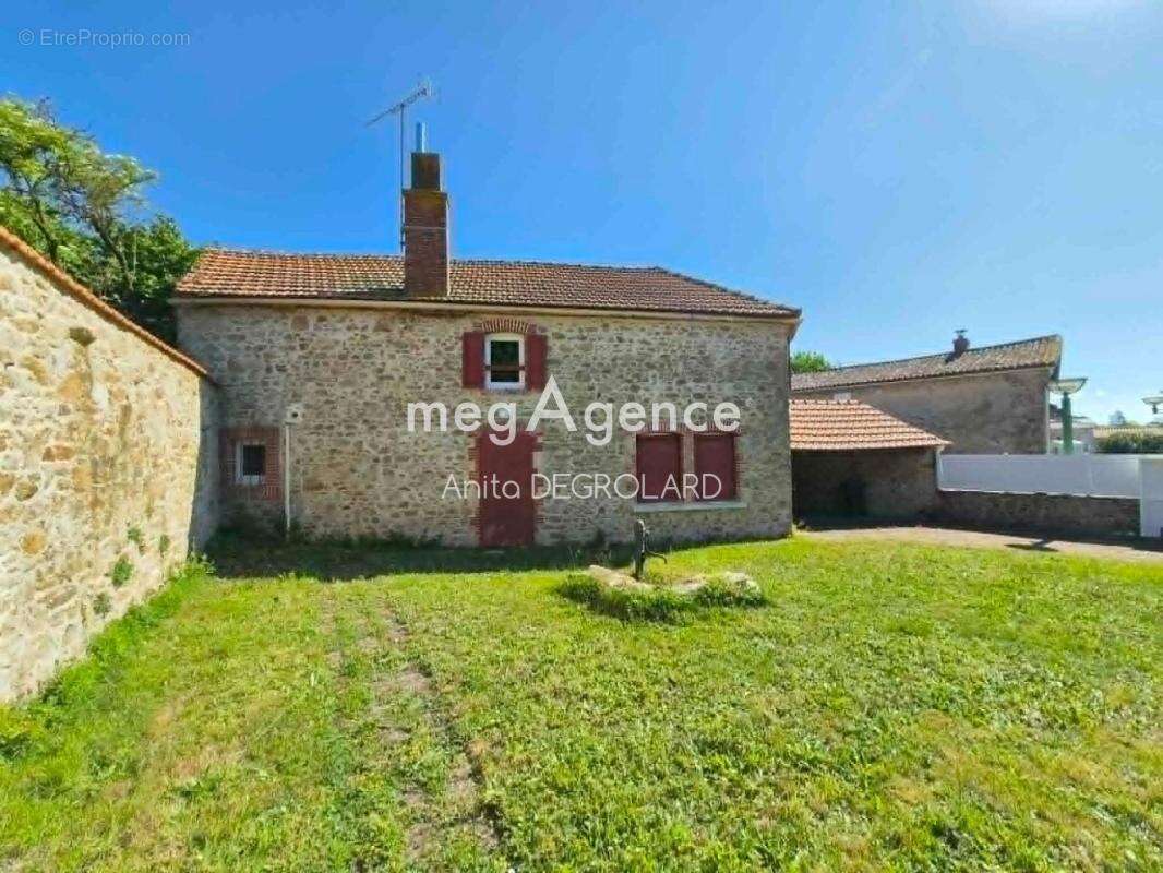 Maison à LA CHAIZE-LE-VICOMTE