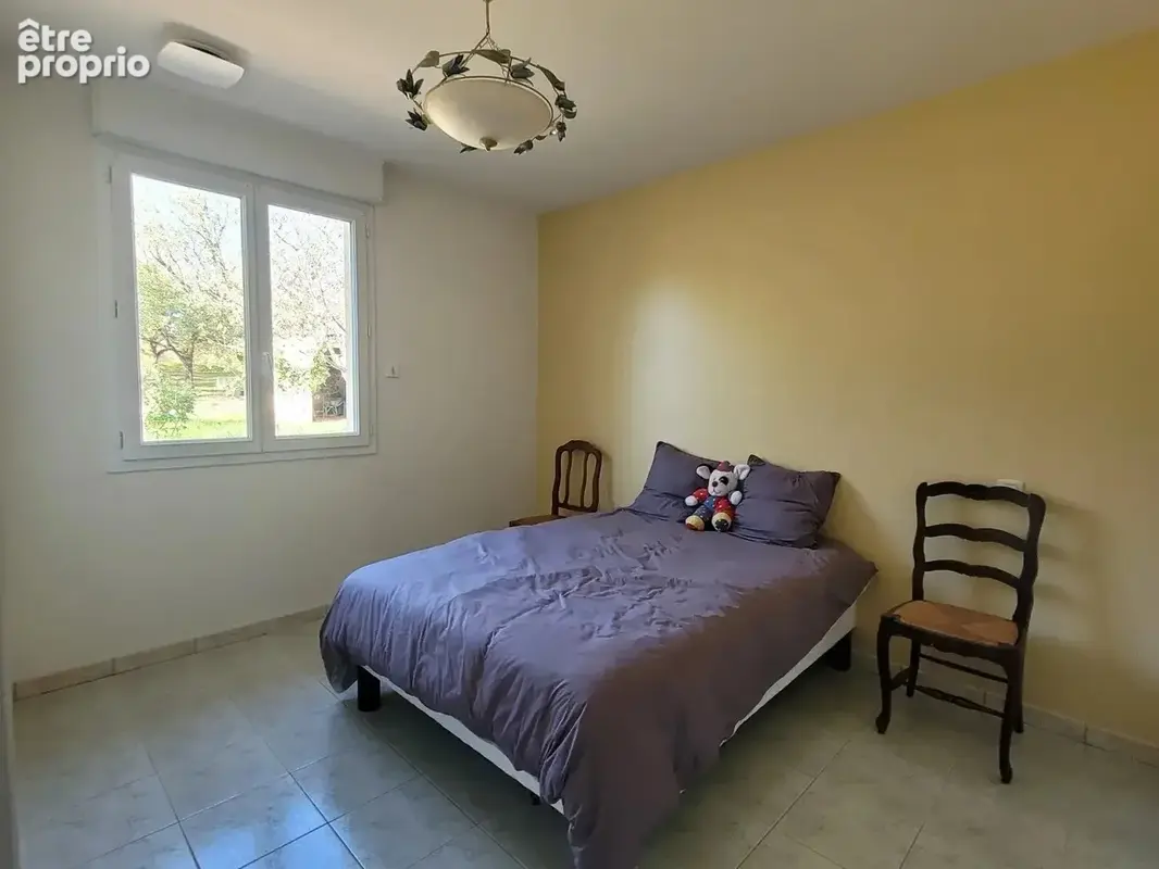 Maison récente de plain-pied avec garage sur 2600 m2 de terrain, à 15 minutes de Cahors. - photo 7