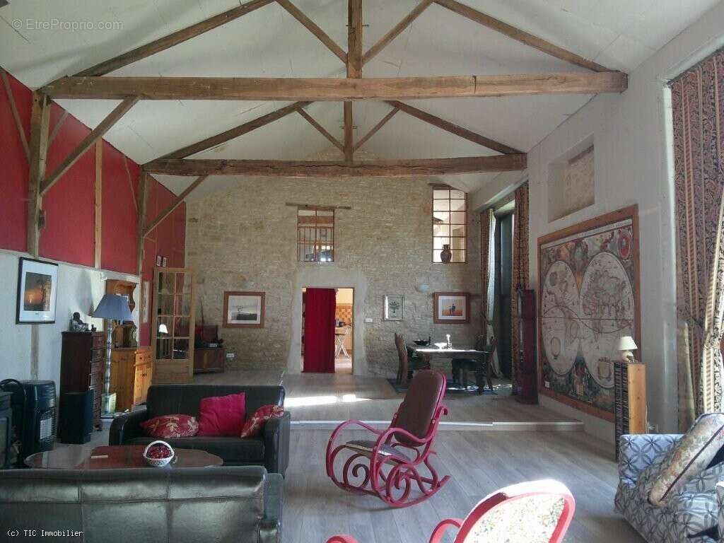Grange Rénovée : Comprenant 4 Chambres et Terrain de 4382m² - photo 7