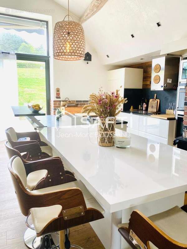 Maison 324 m² à Saint-Pierre-Le-Vieux  - photo 8