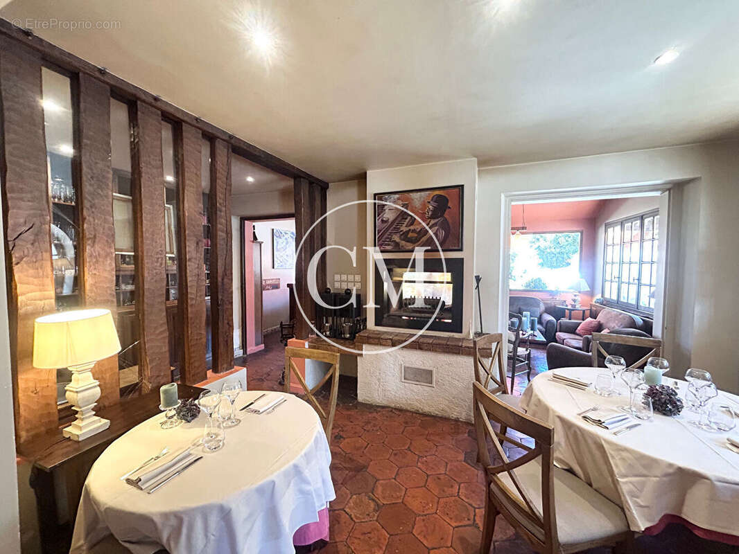 Commerce à LES MESNULS