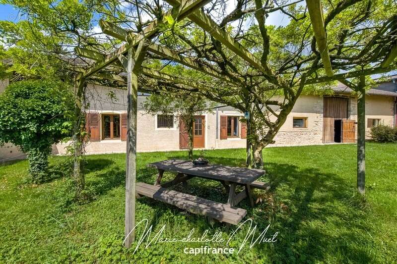 Maison à PONT-DE-VAUX