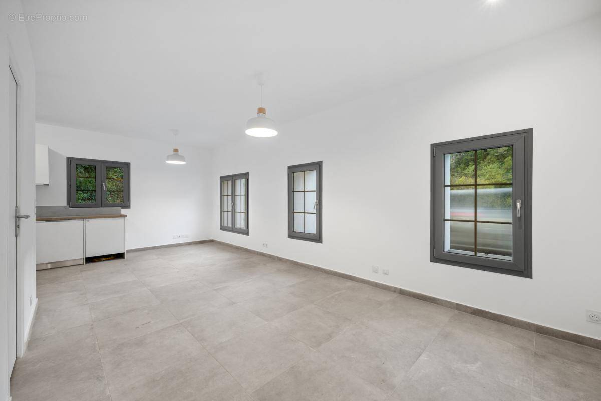 Appartement à TOURRETTE-LEVENS