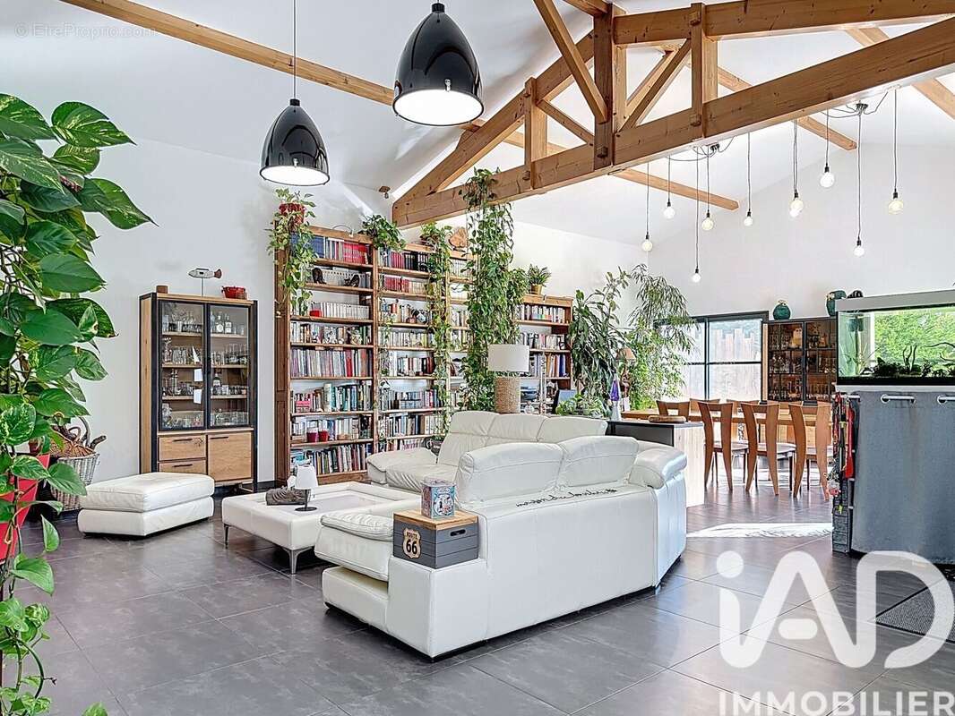 Maison 263 m² à Neuvicq  - photo 4