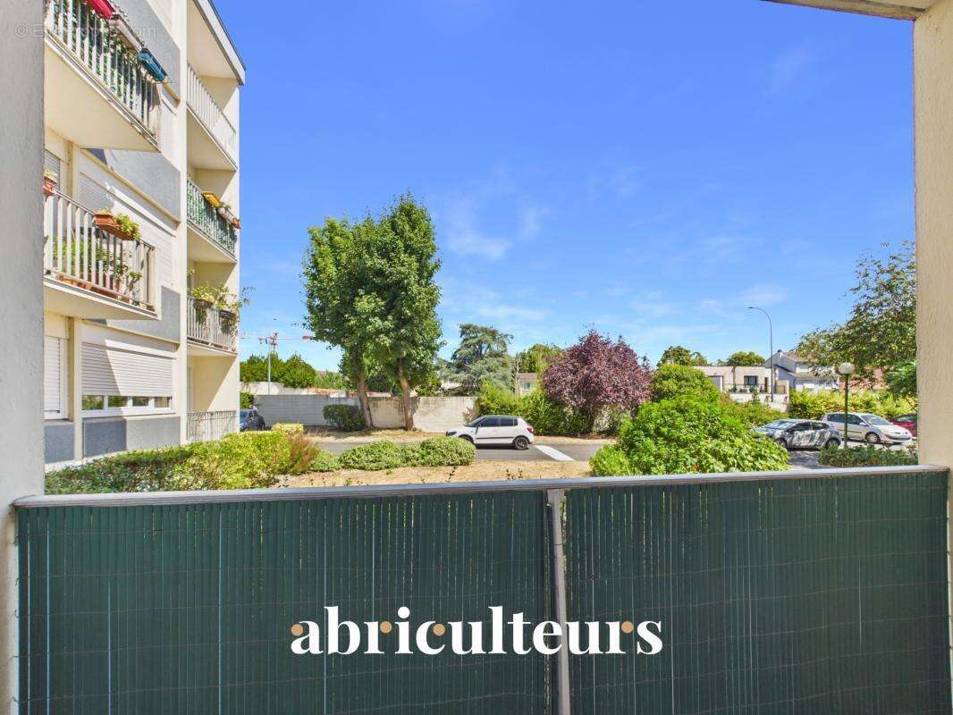 Appartement traversant avec loggia, parking et cave en vente au Plessis-Bouchard 95130 - photo 4