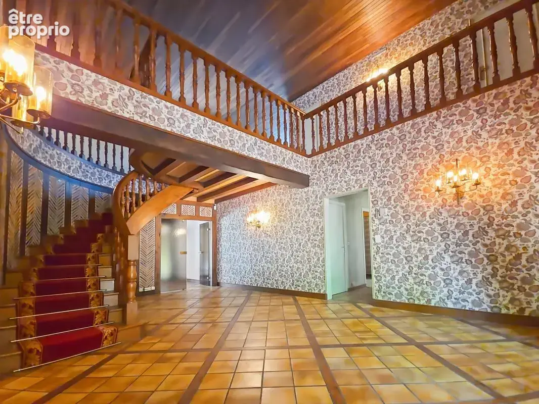  Un cadre de vie privilégié Édifiée sur un terrain de plus de 6 780 m², entièrement clos et paysager, cette propriété vous garan - photo 7