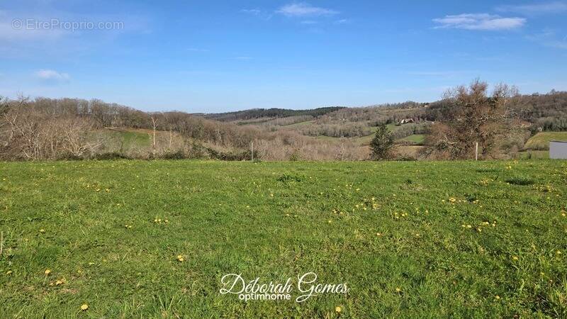 Terrain à SERRES-SAINTE-MARIE