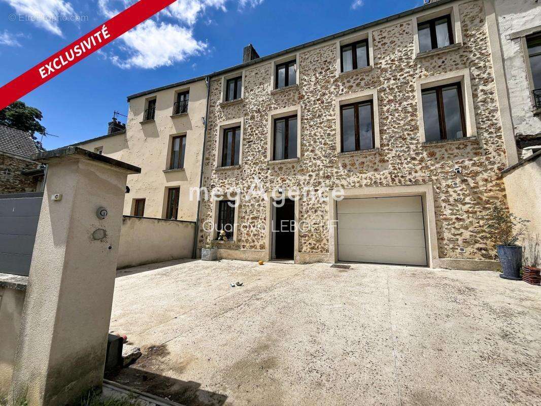 Maison en pierre rénovée, 3 chambres, garage et cour privative - photo 9