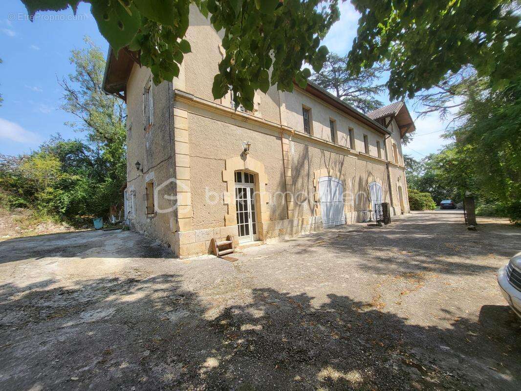 Chateau 32 pieces+dependances - propriete 9 hectares- jardin - photo 17