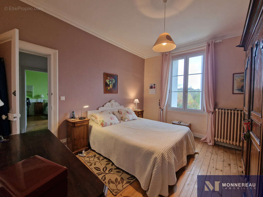 Maison à MONTMOREAU-SAINT-CYBARD