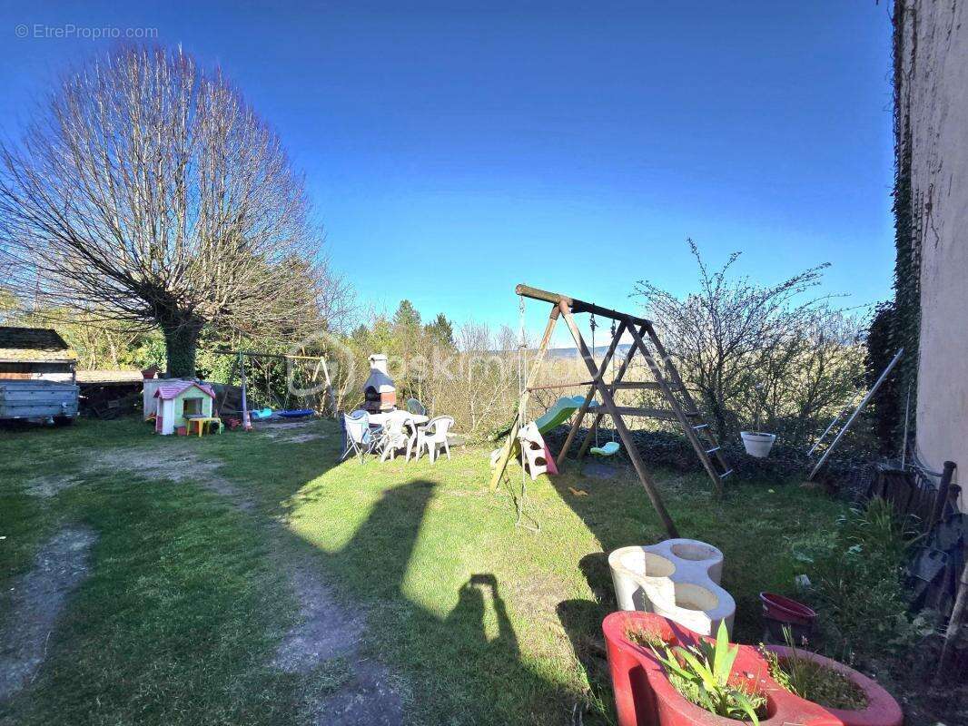 Maison avec dépendances + appartement indépendant – Vue dégagée sur la Chaîne du Livradois-Forez – Impasse – Limons (63290) - photo 3