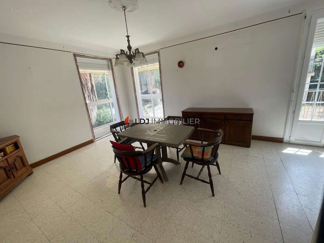 Maison à SAINT-LAURENT-DE-LA-SALANQUE