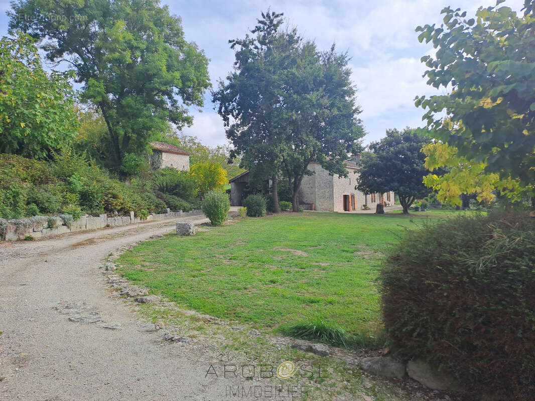 Maison familiale en pierre avec vue panoramique, verger et dépendances. - photo 41