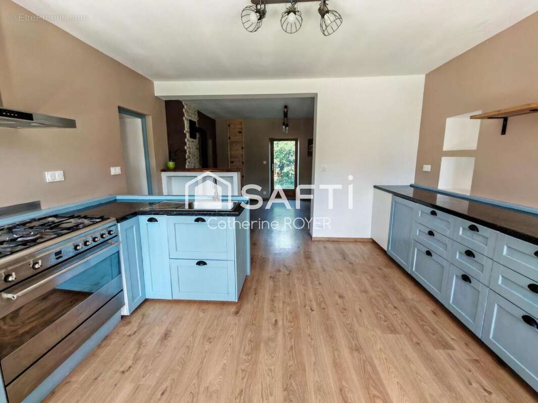 Maison 140 m² à La Chapelle-Saint-Sauveur  - photo 7
