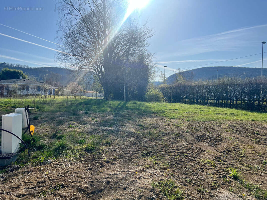 Terrain à JUJURIEUX