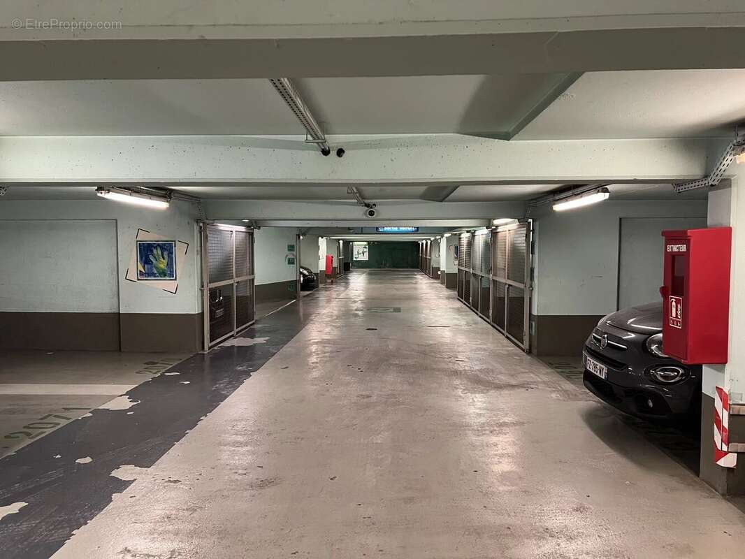 Parking à PARIS-16E