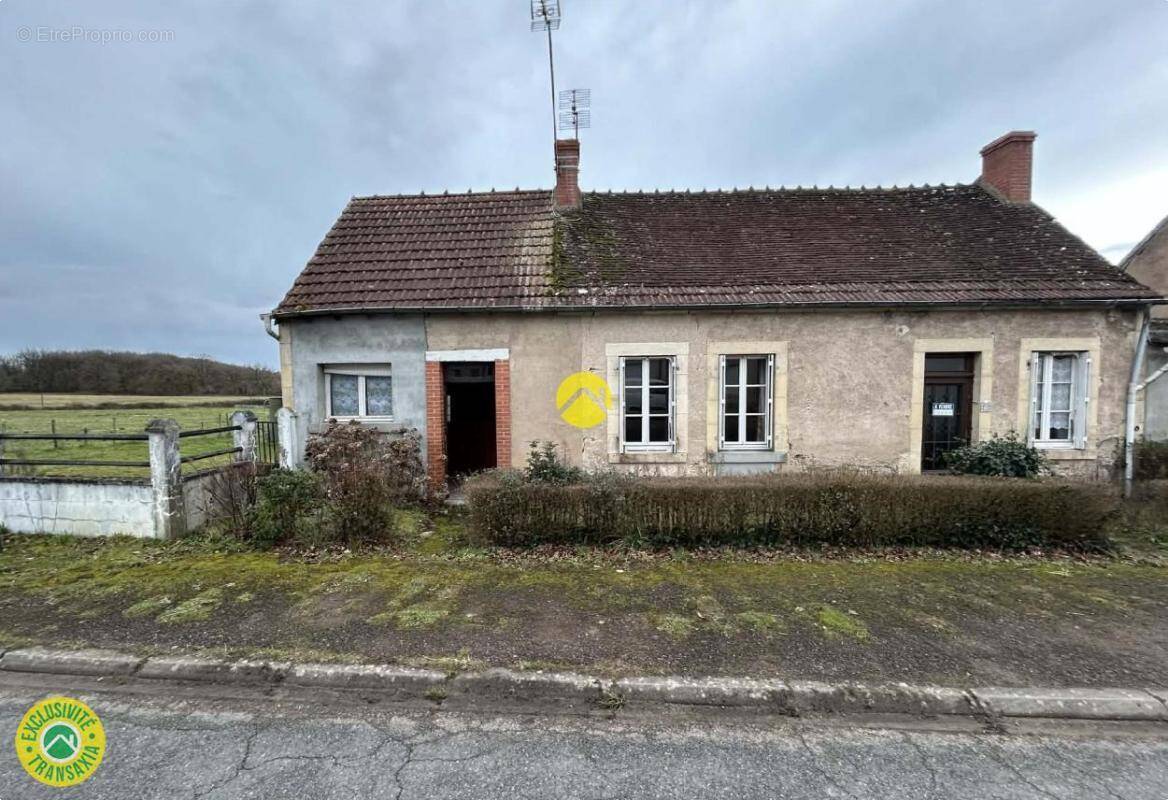 Maison à AINAY-LE-CHATEAU