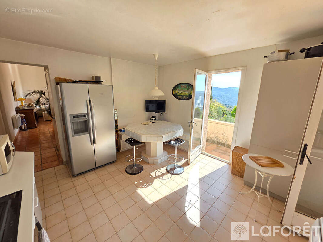 Villa avec piscine, terrasses, stationnements et superbe jardin sur les hauteurs de CARROS - photo 12