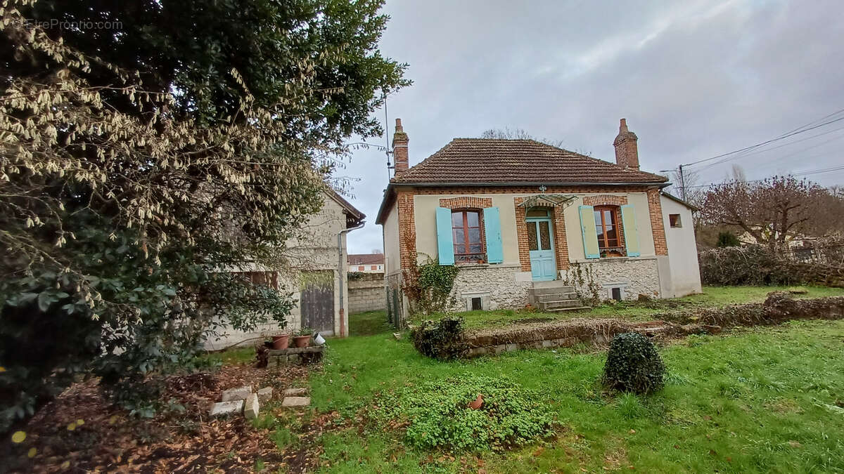 Maison à LES ORMES-SUR-VOULZIE