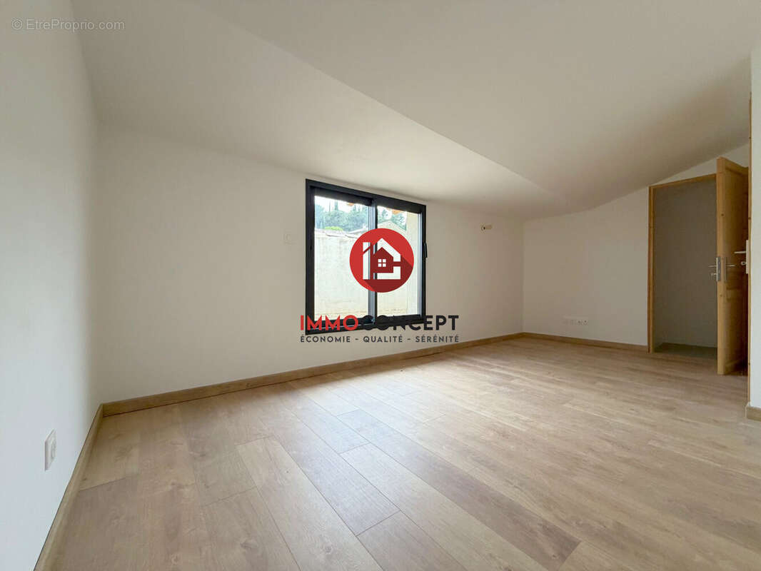Appartement à LAUDUN-L'ARDOISE