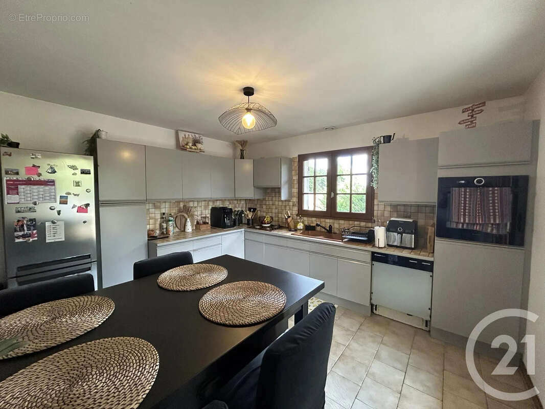 Maison 205 m² à Les Eglisottes-Et-Chalaures  - photo 4