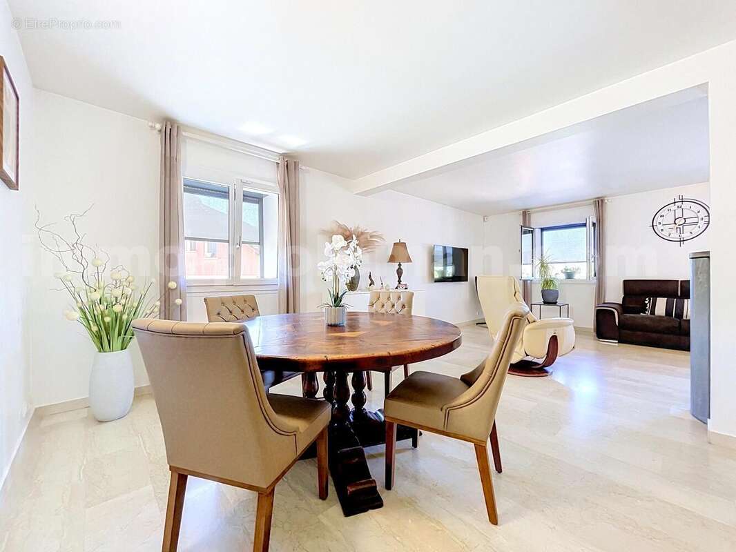 Magnifique_maison_individuelle_cranves_sales_calme_frontiere_suisse_geneve_proche_ecole_bus_ceva_terrasse_spa_séjour_salon_ - Maison à CRANVES-SALES