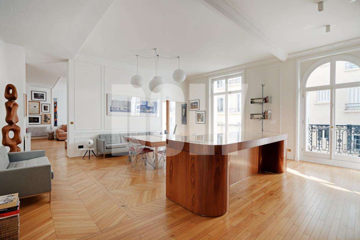 Appartement à PARIS-16E