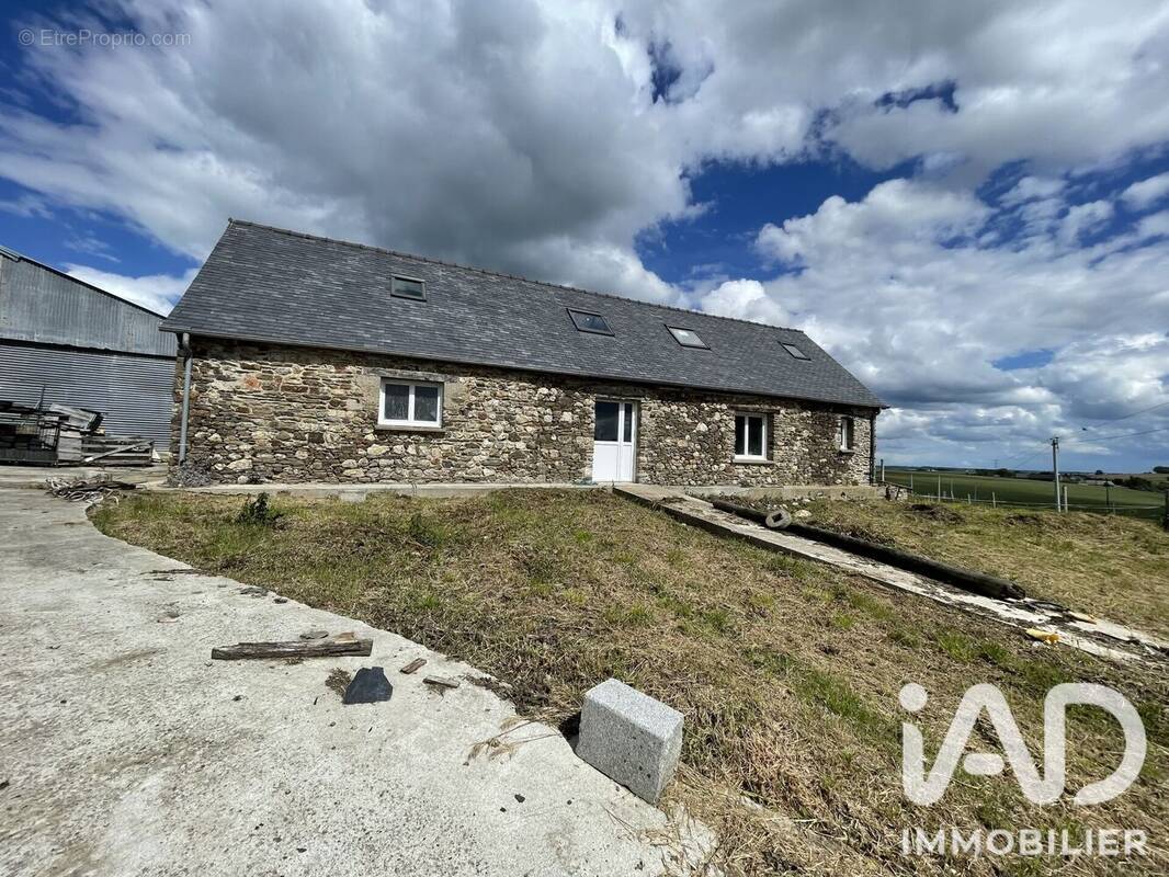 Photo 1 - Maison à SAINT-CARADEC