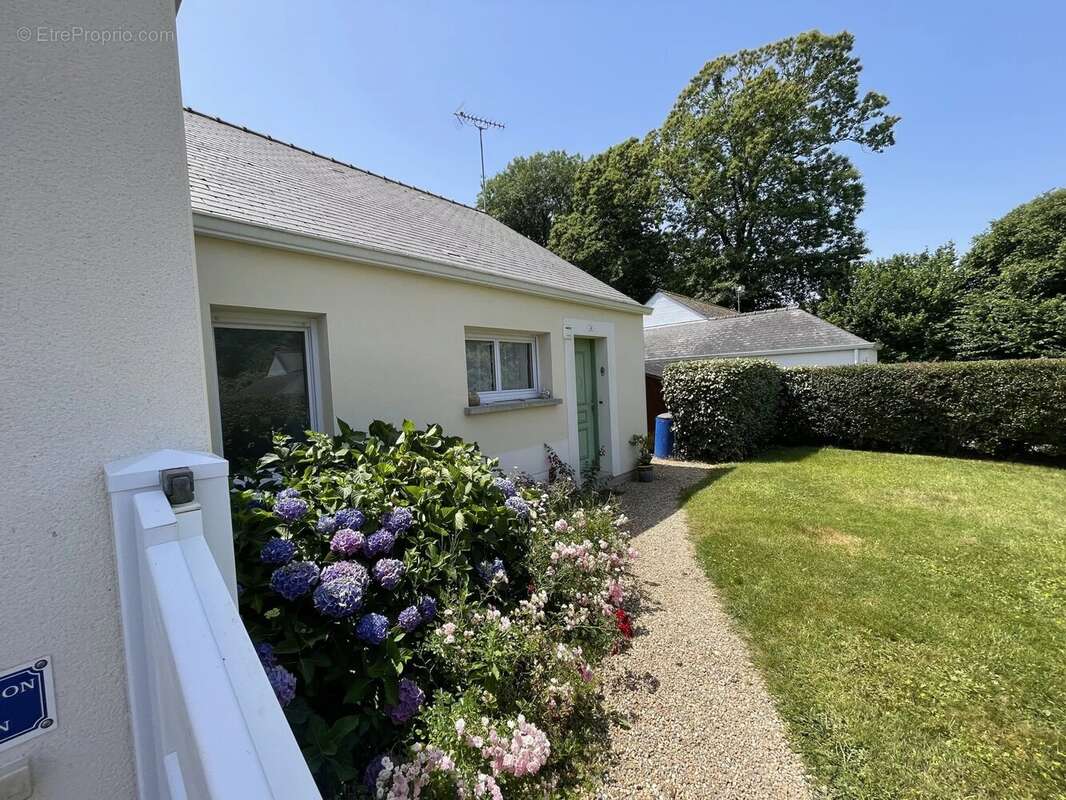Maison - Plain-pied 87 m² - 2 chambres et 1 bureau + garage + terrasse  Terrain 500 m² - Elven centre à pied 700 m - photo 3