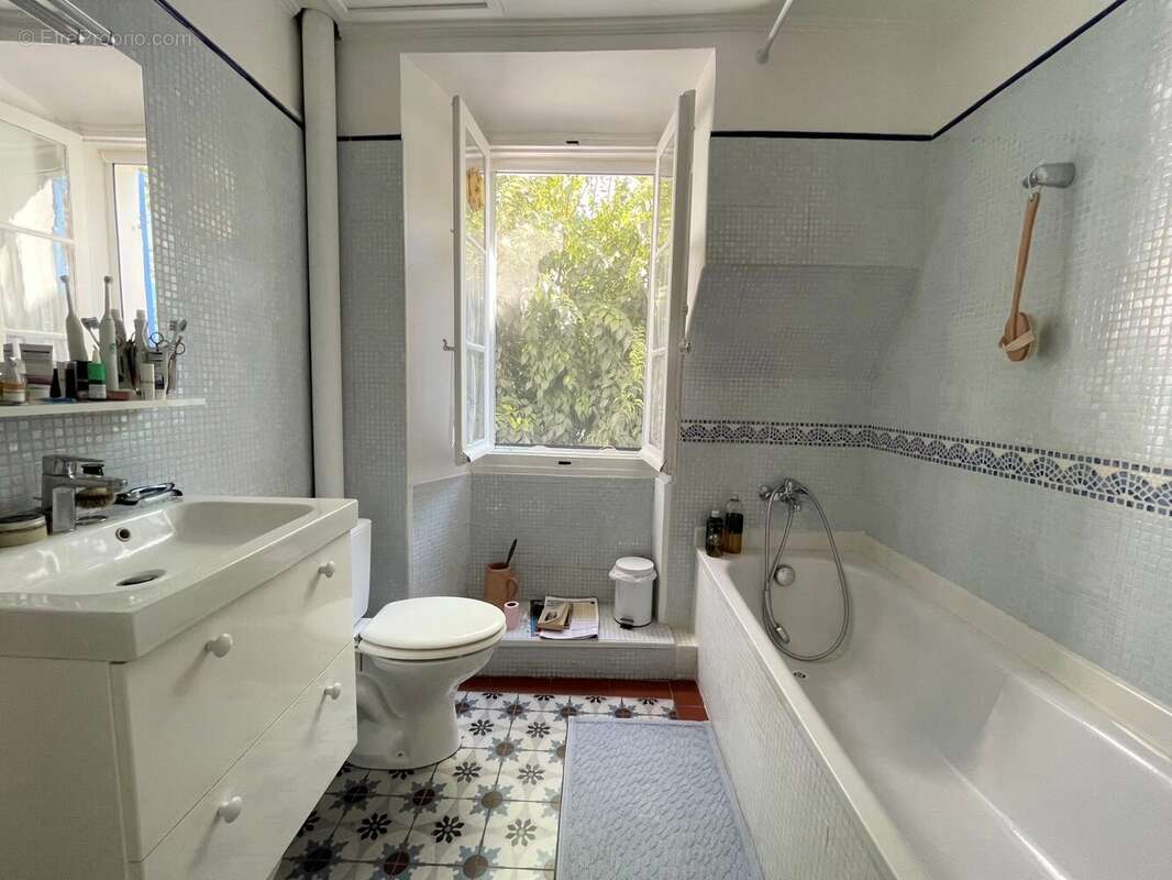 Maison à CEYRESTE