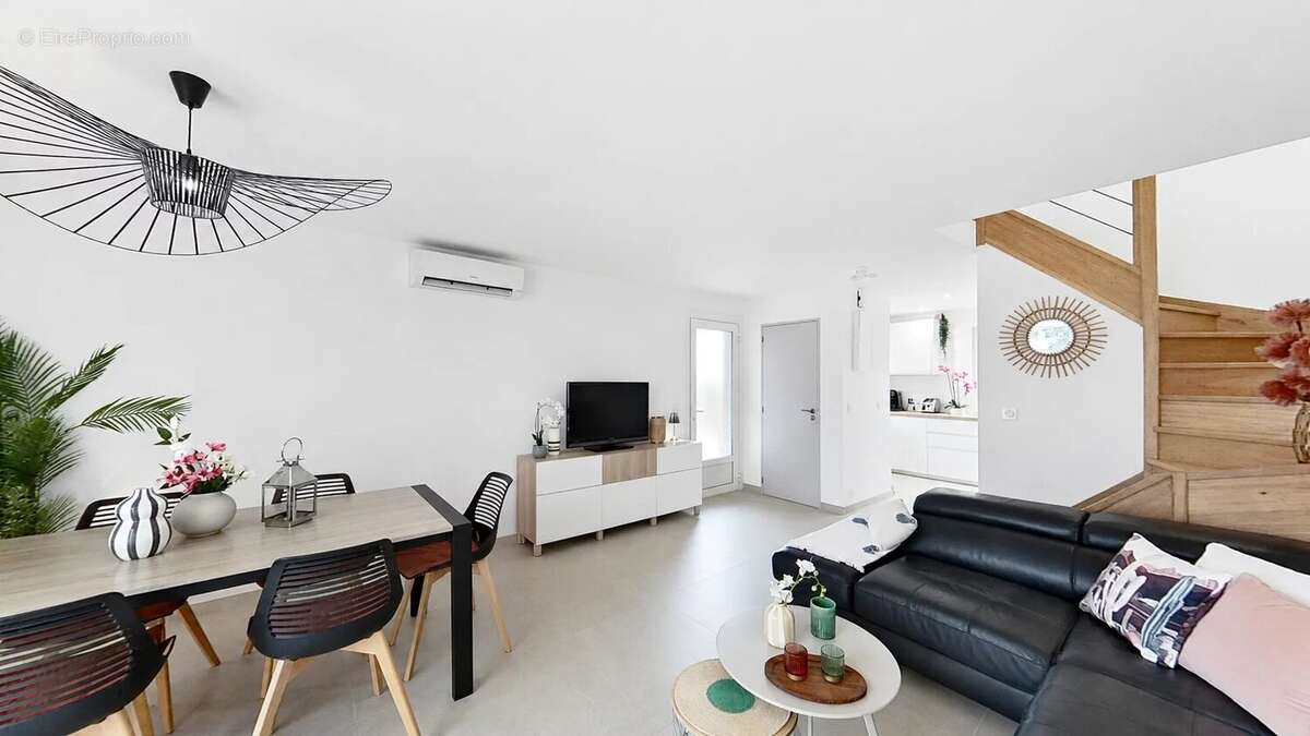 HYÈRES, PROCHE DE LA GARE – Maison avec 3 chambres, jardin, garage et stationnement - photo 3