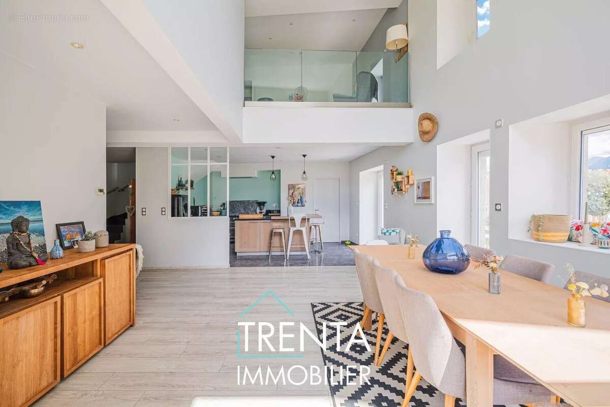 Maison à SAINT-ETIENNE-DE-CROSSEY