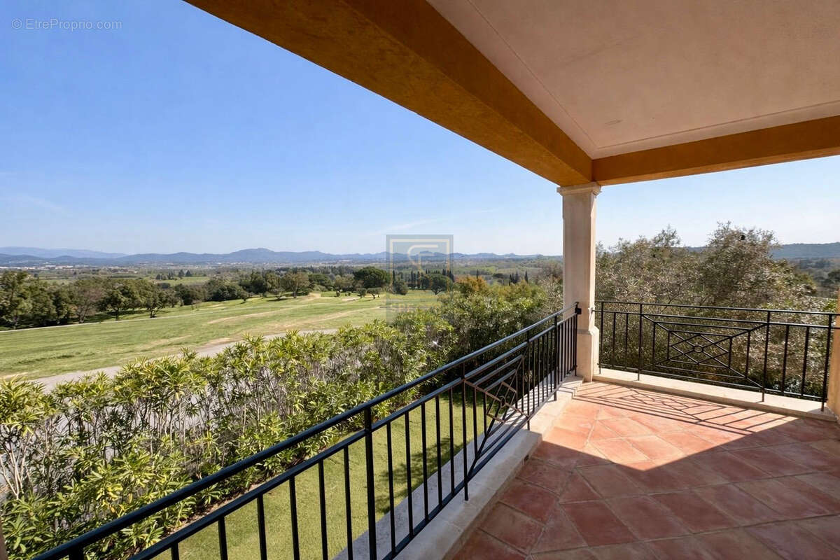 Maison à ROQUEBRUNE-SUR-ARGENS
