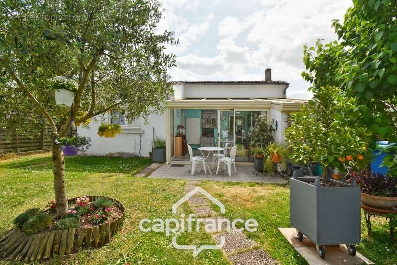 Maison à vendre de plain pied 5 pièces SAINT JEAN D'ANGELY (17) sur une parcelle de 1012m² - photo 10