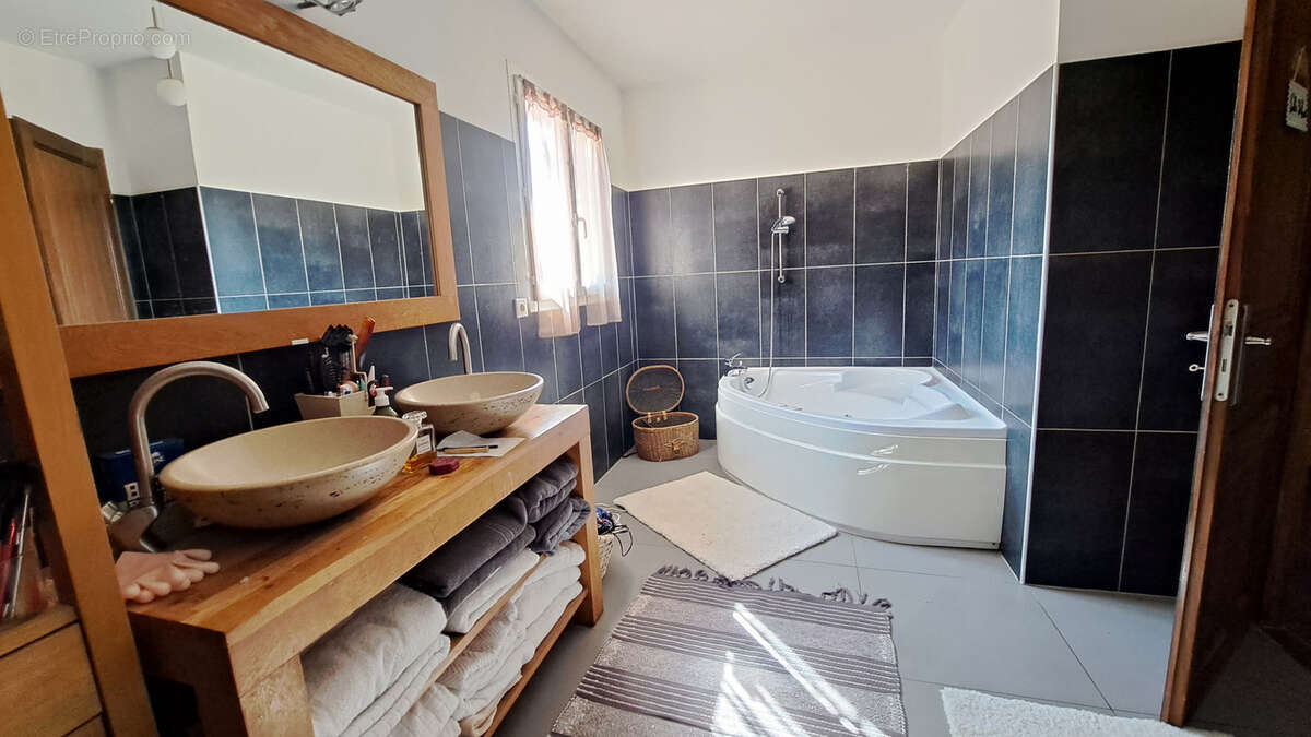 Très belle villa, 240m2 de plain pied au calme. - photo 9