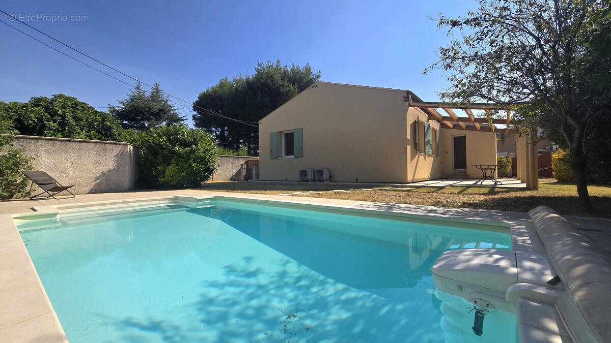 Maison à ENTRAIGUES-SUR-LA-SORGUE