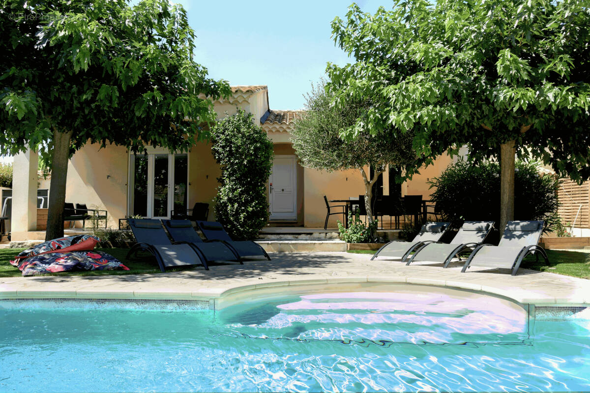 Maison à ENTRAIGUES-SUR-LA-SORGUE