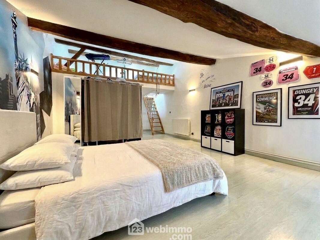 Chambre avec mezzanine - Maison à VIGNEULLES-LES-HATTONCHATEL