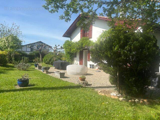 Maison à LARRESSORE