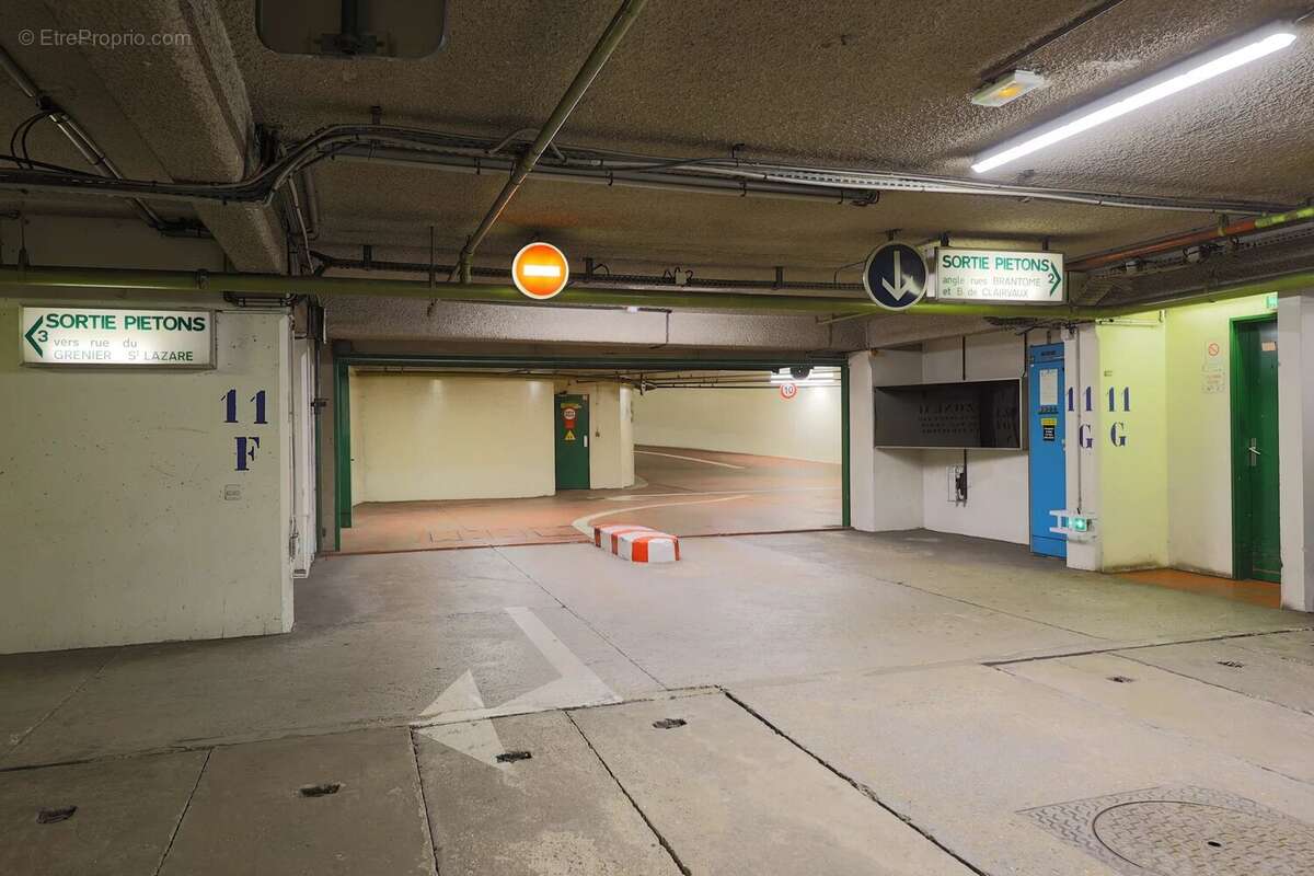 Parking à PARIS-3E