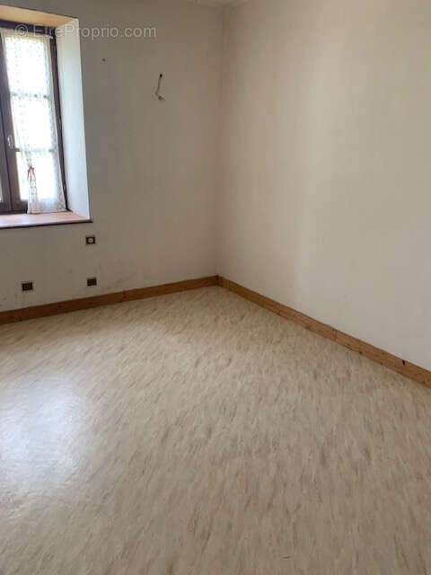 Maison à MONTREUIL-POULAY