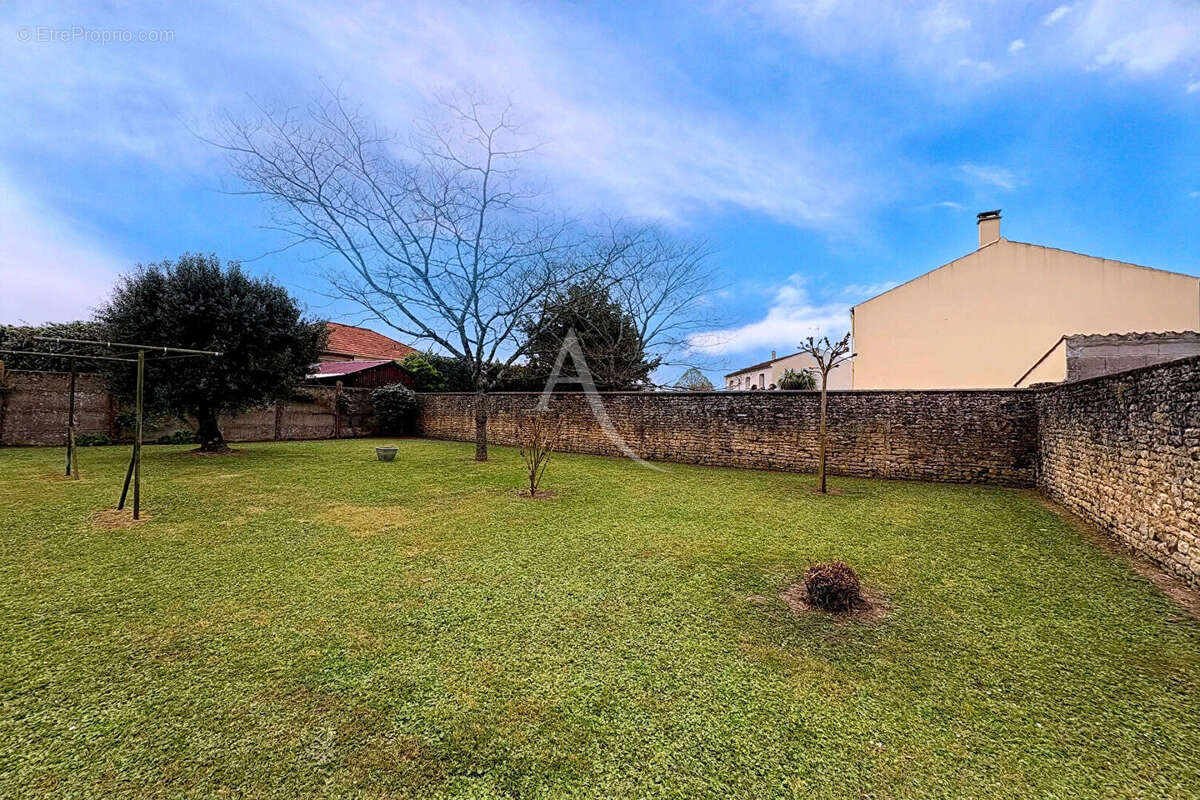 Maison à LE POIRE-SUR-VELLUIRE