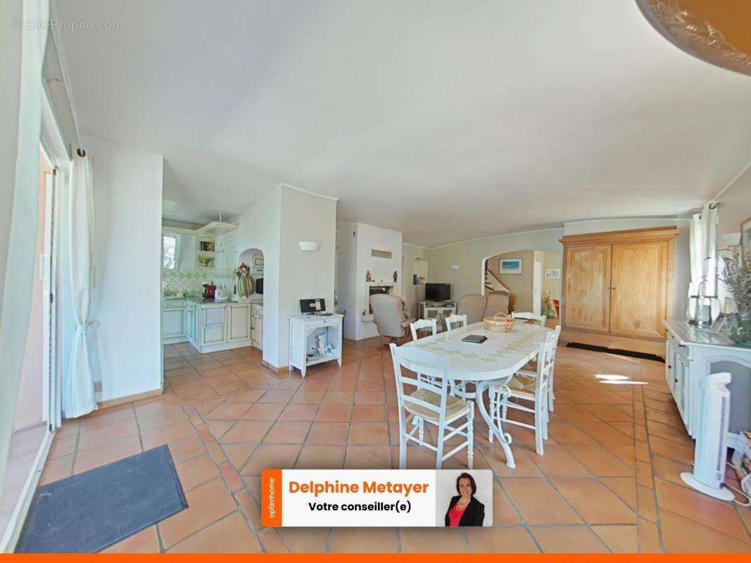Lorgues (83510) – Elégance Provençale, Vue Panoramique & Piscine - photo 7